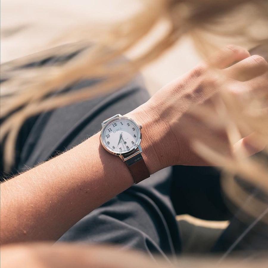 SUTTON LADIES WATCH WITH WHITE DIAL ON A POLISHED SILVER CASE & DEEP RED LEATHER STRAP